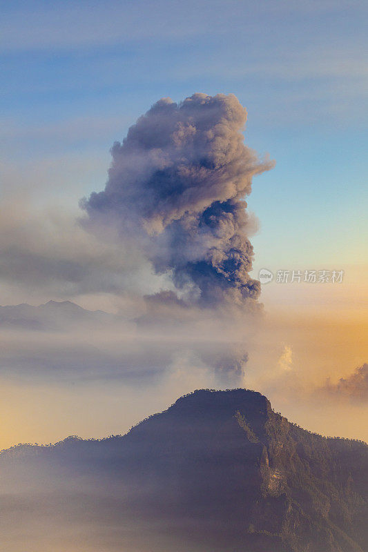 从拉帕尔马火山喷发，康伯雷Vieja喷气孔，从Roque de los Muchachos观看。喷发柱被驱逐(2021年10月15日)